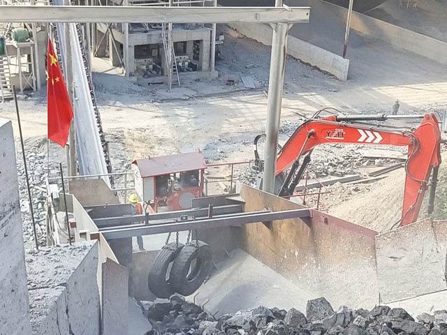 Фиксированная система Boom Breaker быстро нарушает большие камни на заполнительном заводе